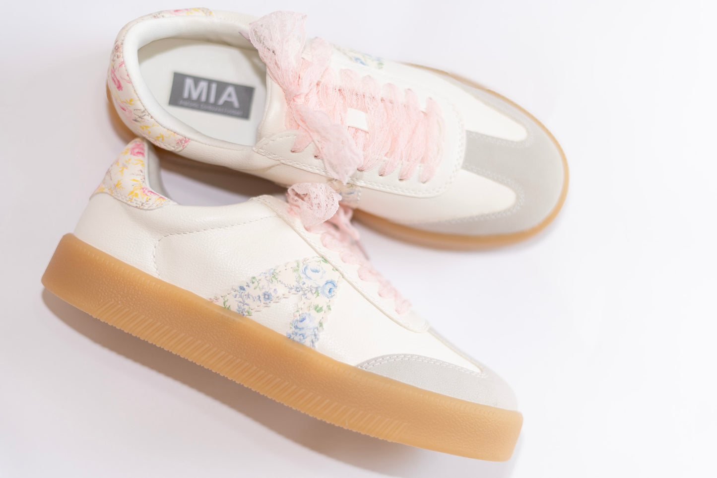 Mia Sneakers